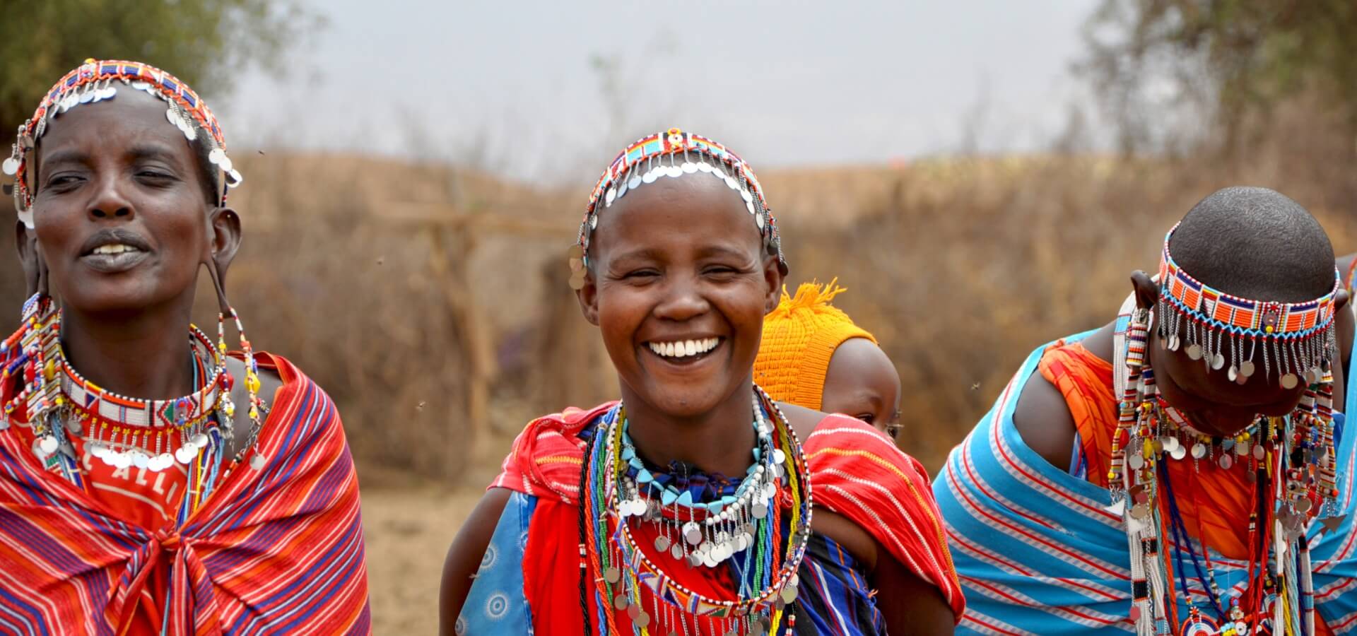 Trois femmes autochtones d'origine africaine au Kenya portant des vêtements traditionnels.