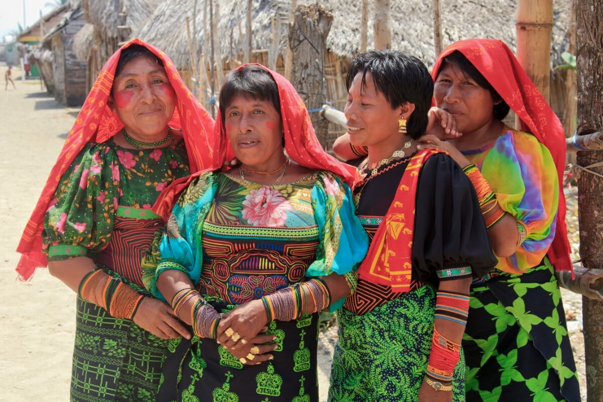 Grupo de mulheres indígenas anciãs com suas roupas tradicionais, no Panamá.