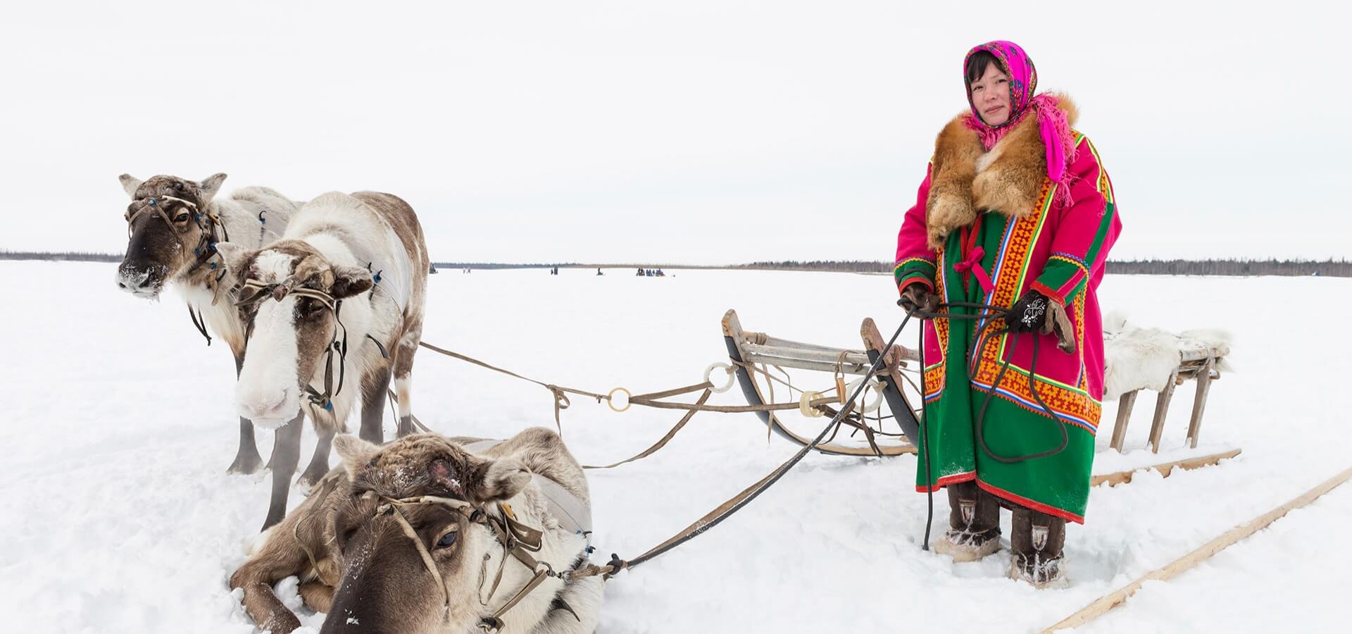 Retrato mulher indígena da Rússia com seu trenó