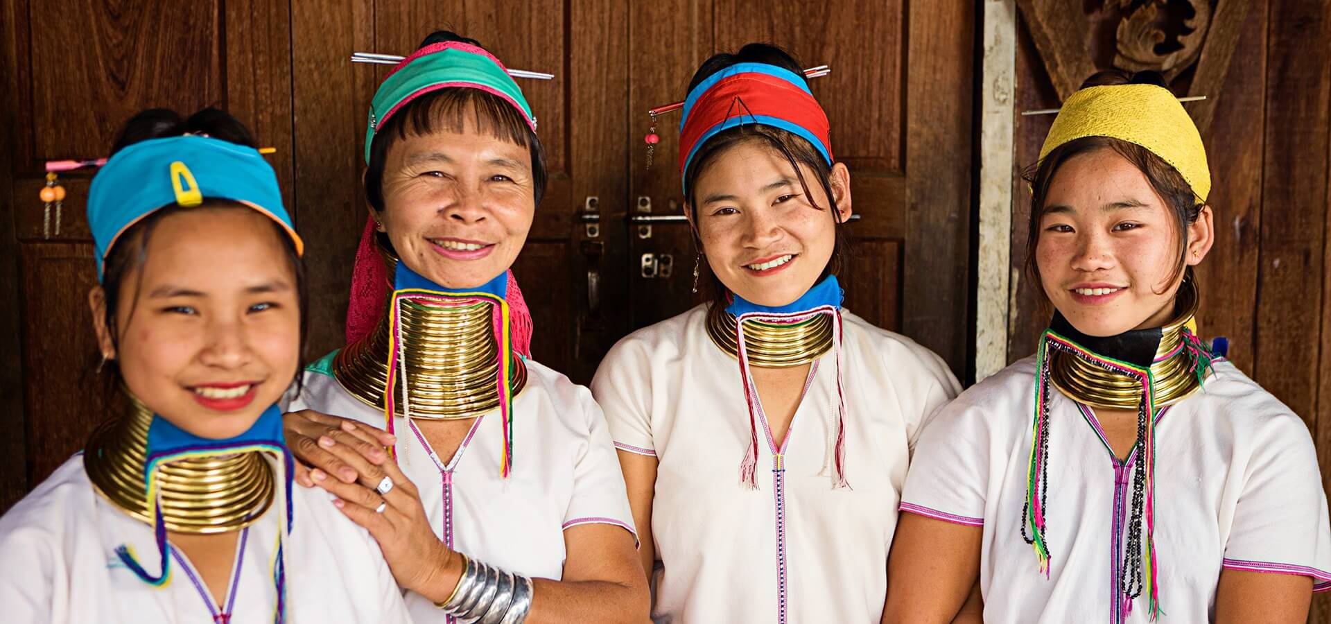 Portrait de femmes Autochtones du Myanmar en tenue traditionnelle.