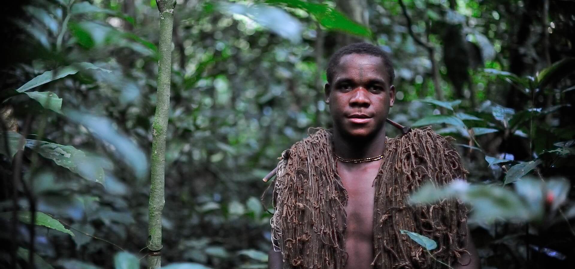 Portrait d'un homme afro descendant dans la forêt