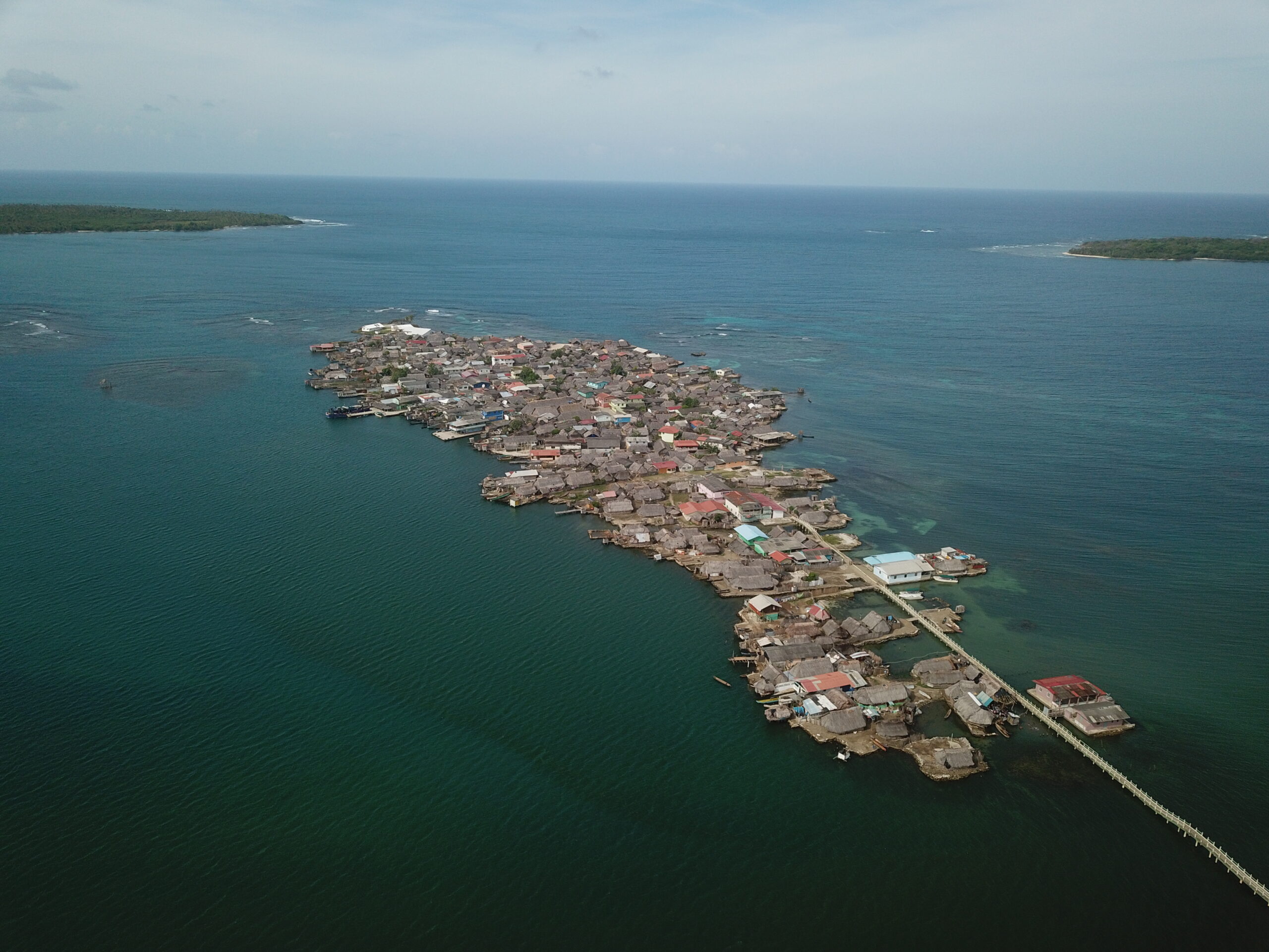 Foto aérea de uma das ilhas que compõem o território do povo Guna do Panamá "Guna Yala". 
Ganhadores do Concurso de Fotografia “Soluções Inovadoras dos Povos Indígenas”
Nome da foto: A esperança de continuar a viver. 
Autor: Alcibiades Rodríguez
