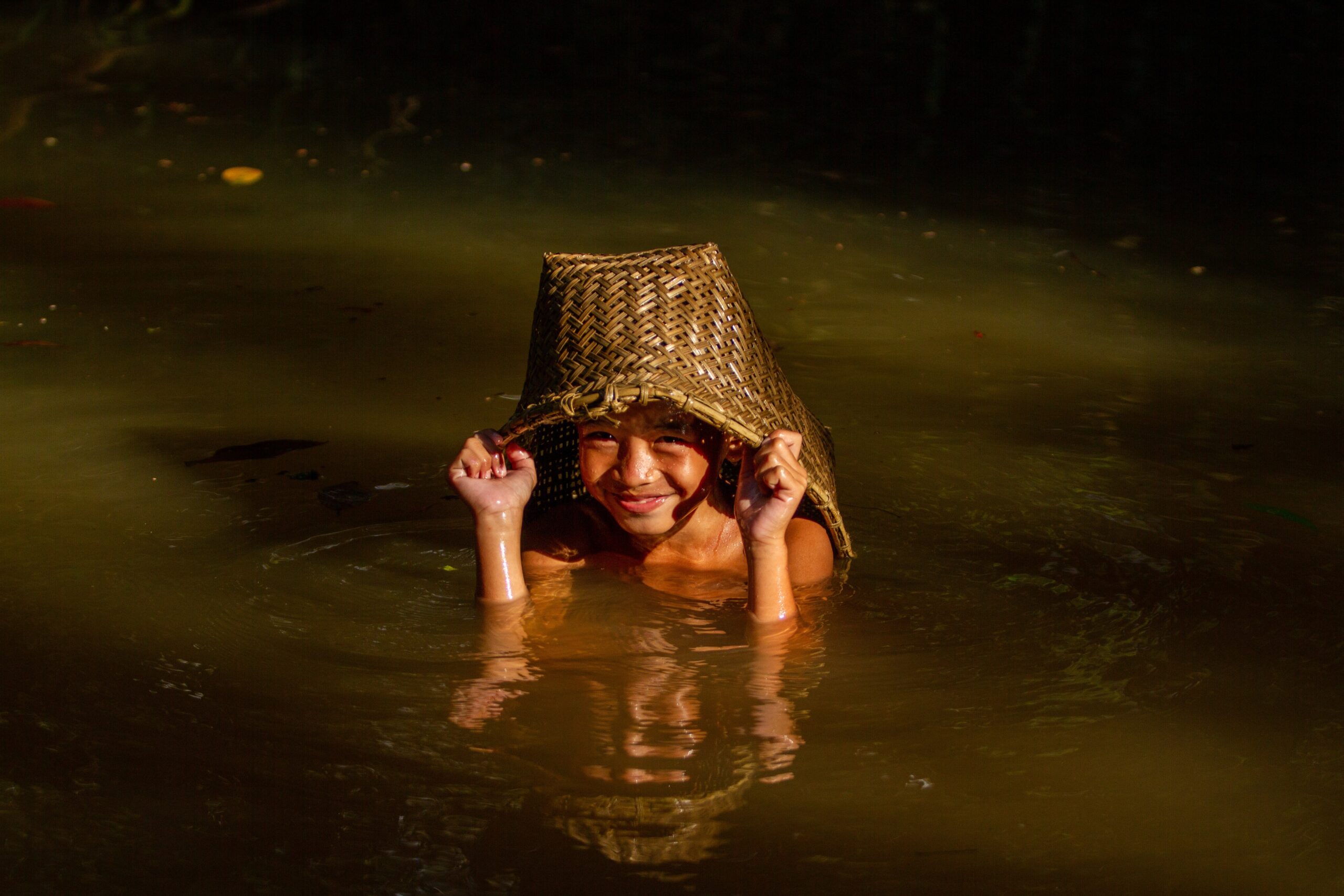 Enfant du peuple indonésien Dayak Kebhan jouant dans la rivière. 
Gagnants du Concours Photo “Solutions Innovatrices des Peuples Autochtones”
Nom de la photo : Dayak Kebhan Enfants. Auteur : Victor Fidelis Sentosa