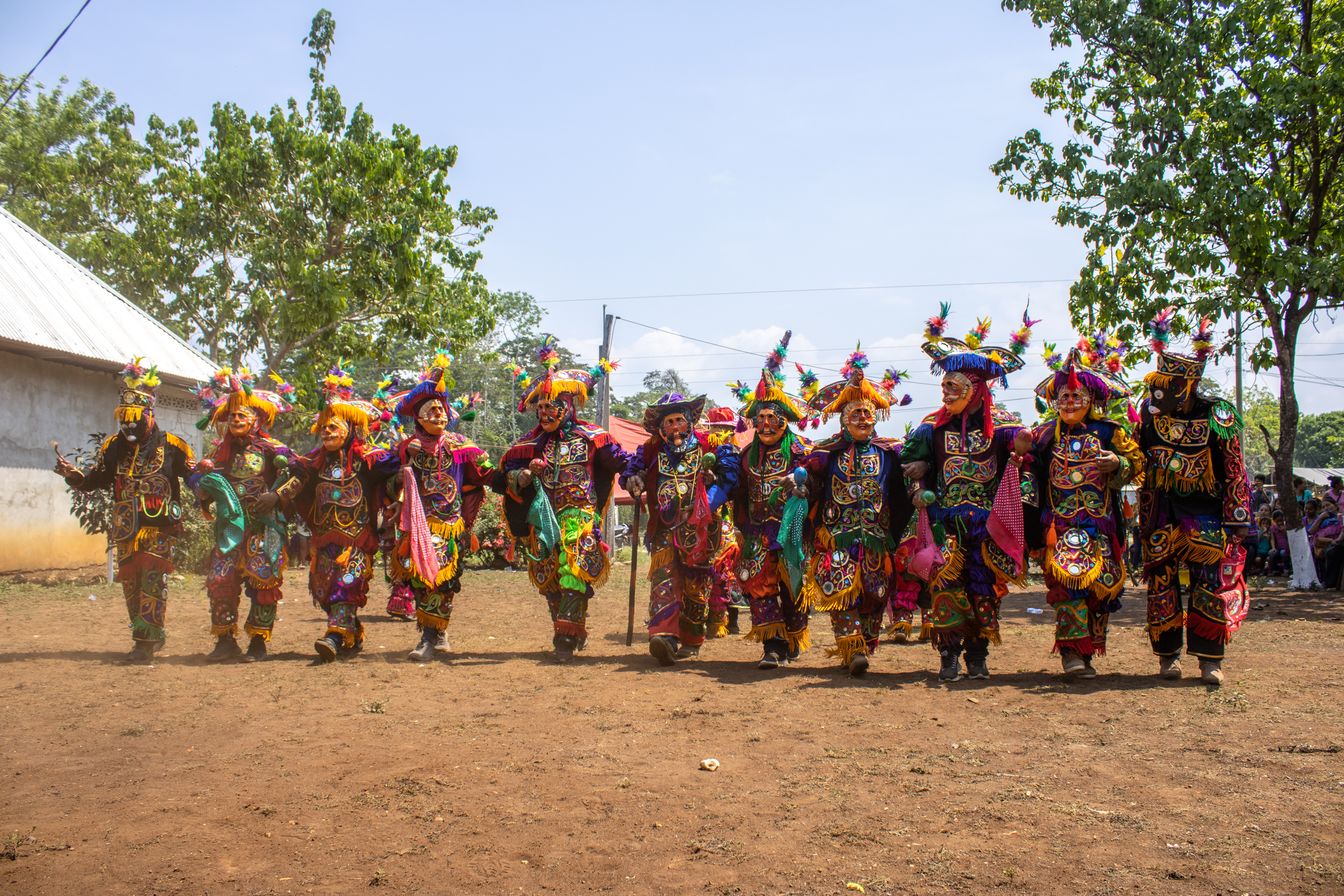 Grupo de indígenas de la Cooperativa Unión Maya Itza de Guatamela realizando el ritual la Danza del Venado con vestimenta tradicional. 
Ganadores del Concurso de Fotografía “Soluciones Innovadoras de Pueblos Indígenas”
Nombre de la foto: La Danza del Venado. Autor: Nazario Tiul Choc