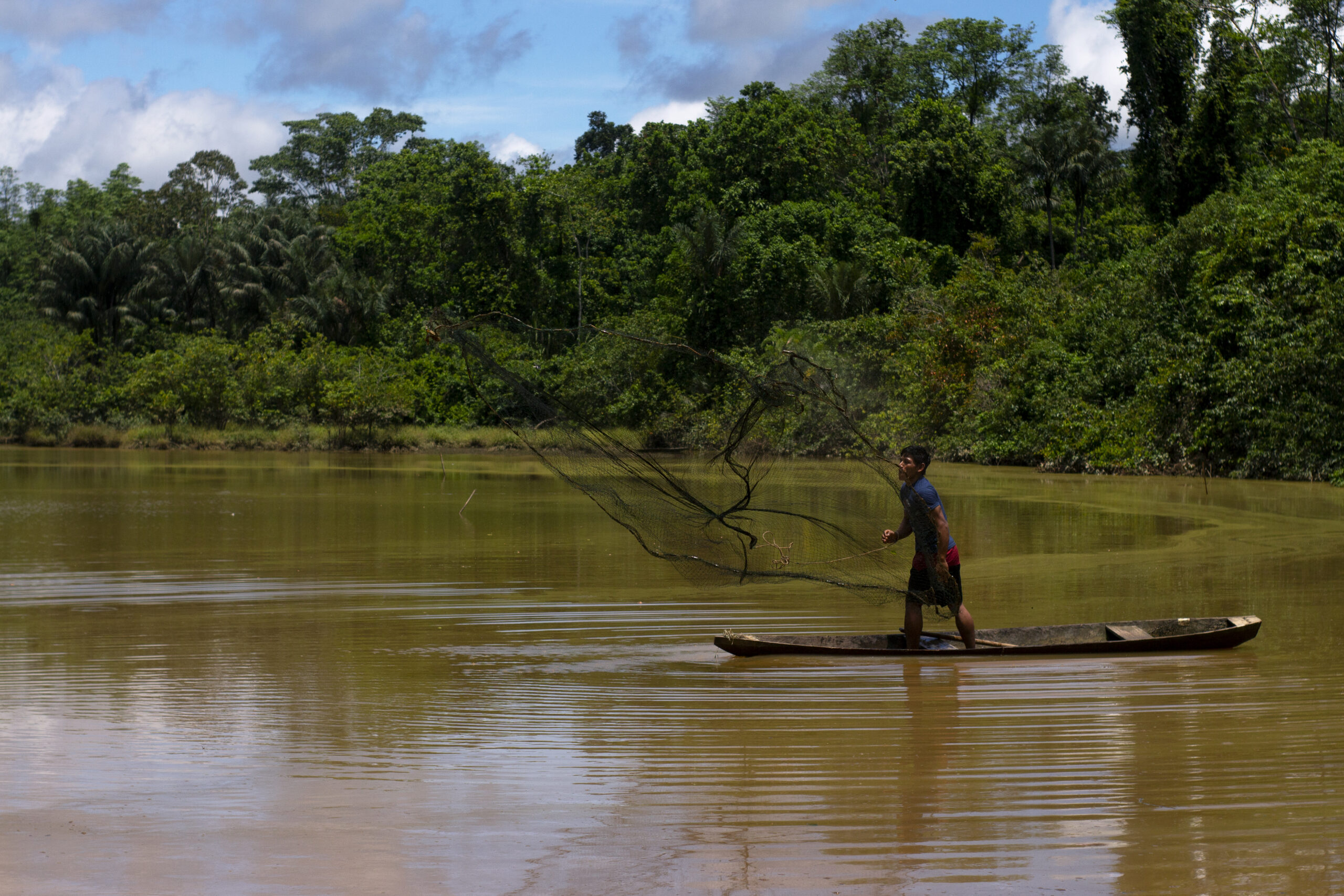 Jeunes autochtones du peuple Kapanawa du Pérou pêchant dans la rivière avec un canoë et des filets traditionnels. 
Gagnants du Concours Photo “Solutions Innovatrices des Peuples Autochtones”
Nom de la photo : Pêcheur Kapanawa. Auteur : Patrick Murayar