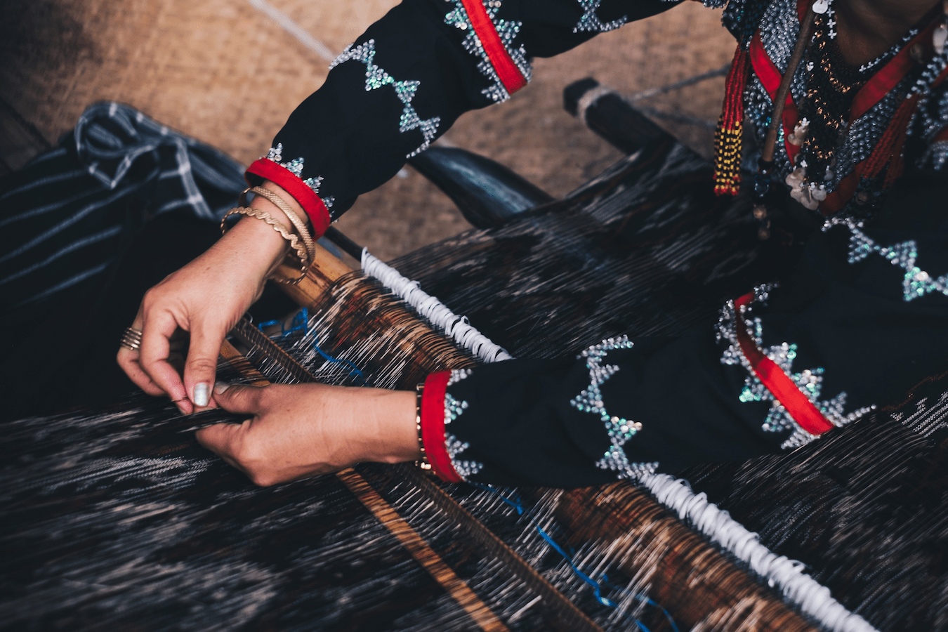 Photo: Shutterstock, T'nalak master weaver